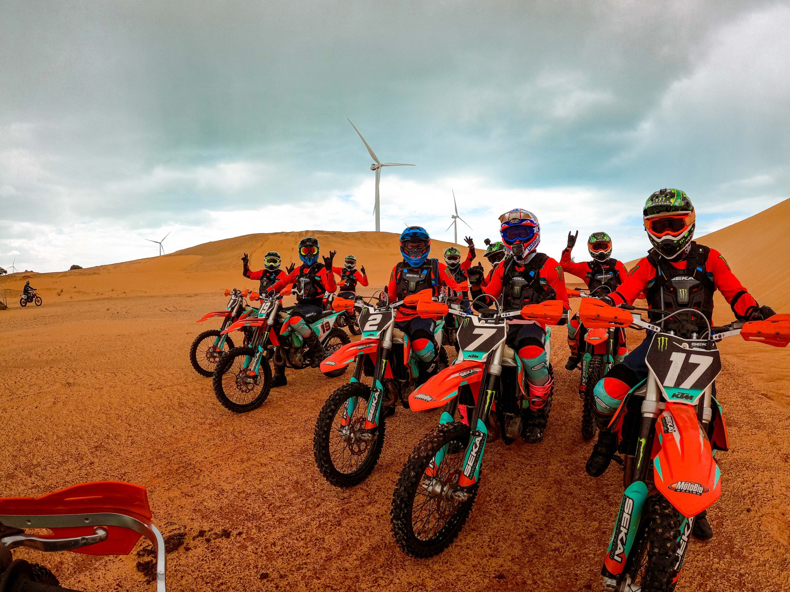 Grupo de pilotos Sekai Experience em expedição off-road